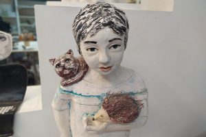 Scultura a tutto tondo in refrattario bianco. -€ 800.