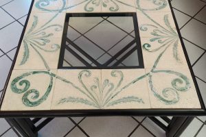 Realizzato su misura in ceramica dipinta e rattan nero.