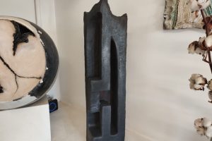 Scultura realizzata su disegno per collezione privata. Refrattario e patine.